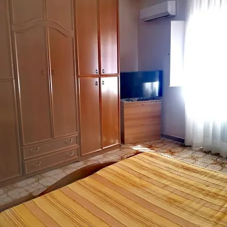 Nella's House בית הארחה